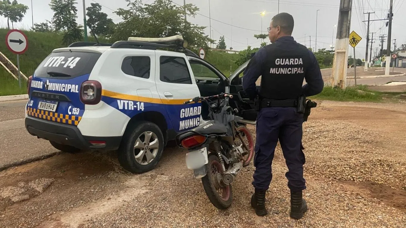 Agentes da GMM realizam a vistoria técnica na motocicleta recuperada na região da Nova Marabá.