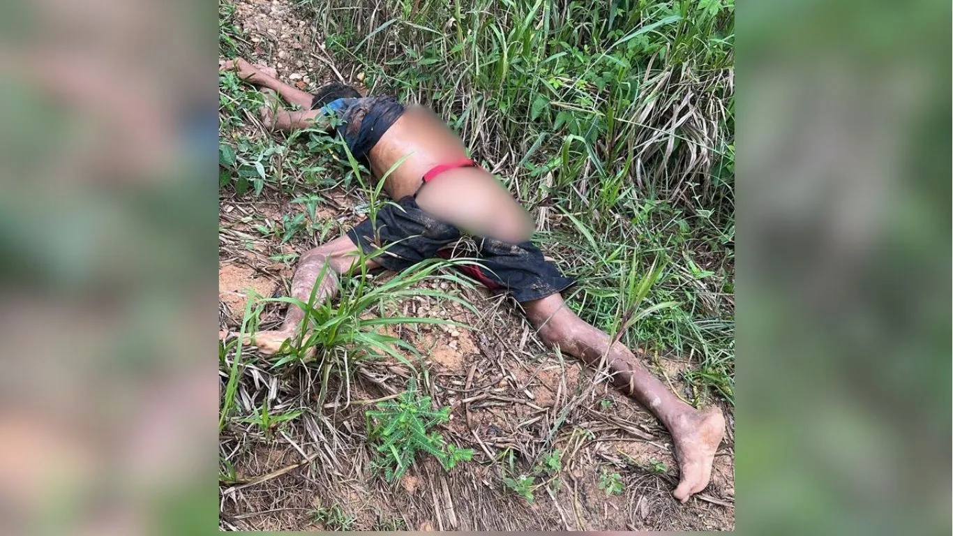 Policiais militares do 34º BPM isolam o local onde o corpo foi encontrado, na Rua do Aeroporto.