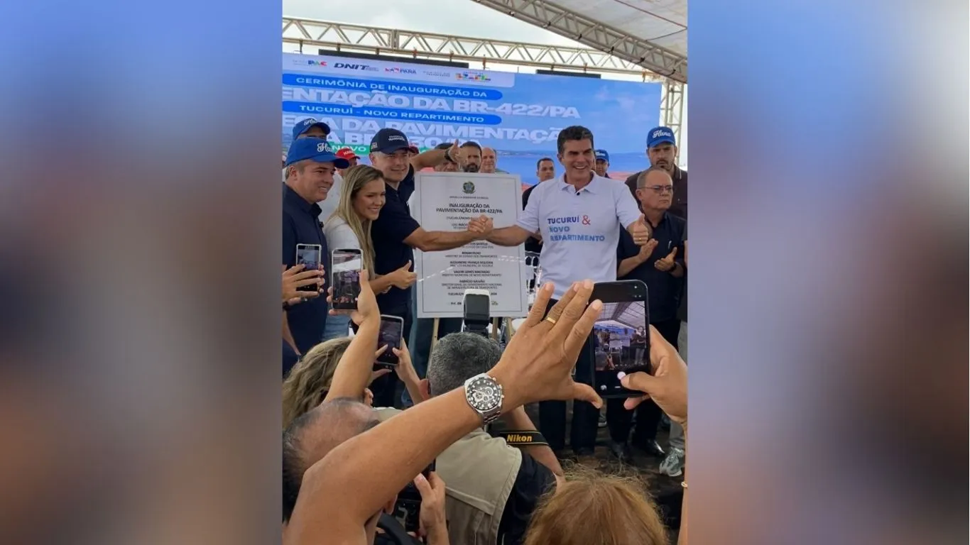 O governador Helder Barbalho e o ministro Renan Filho durante o ato de descerramento da placa inaugural na BR-422.