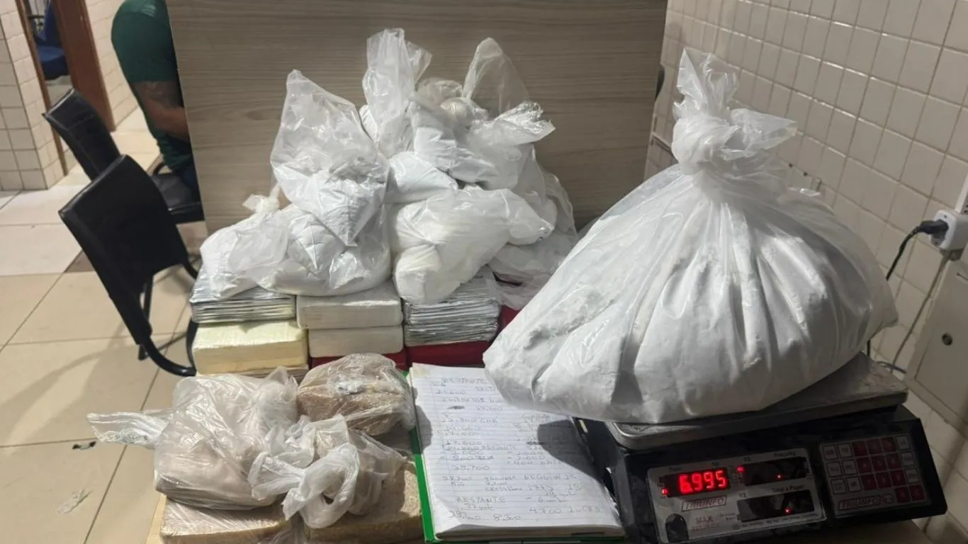 Após a descoberta, o condutor do veículo, confessou aos policiais que mantinha um laboratório de refino de drogas