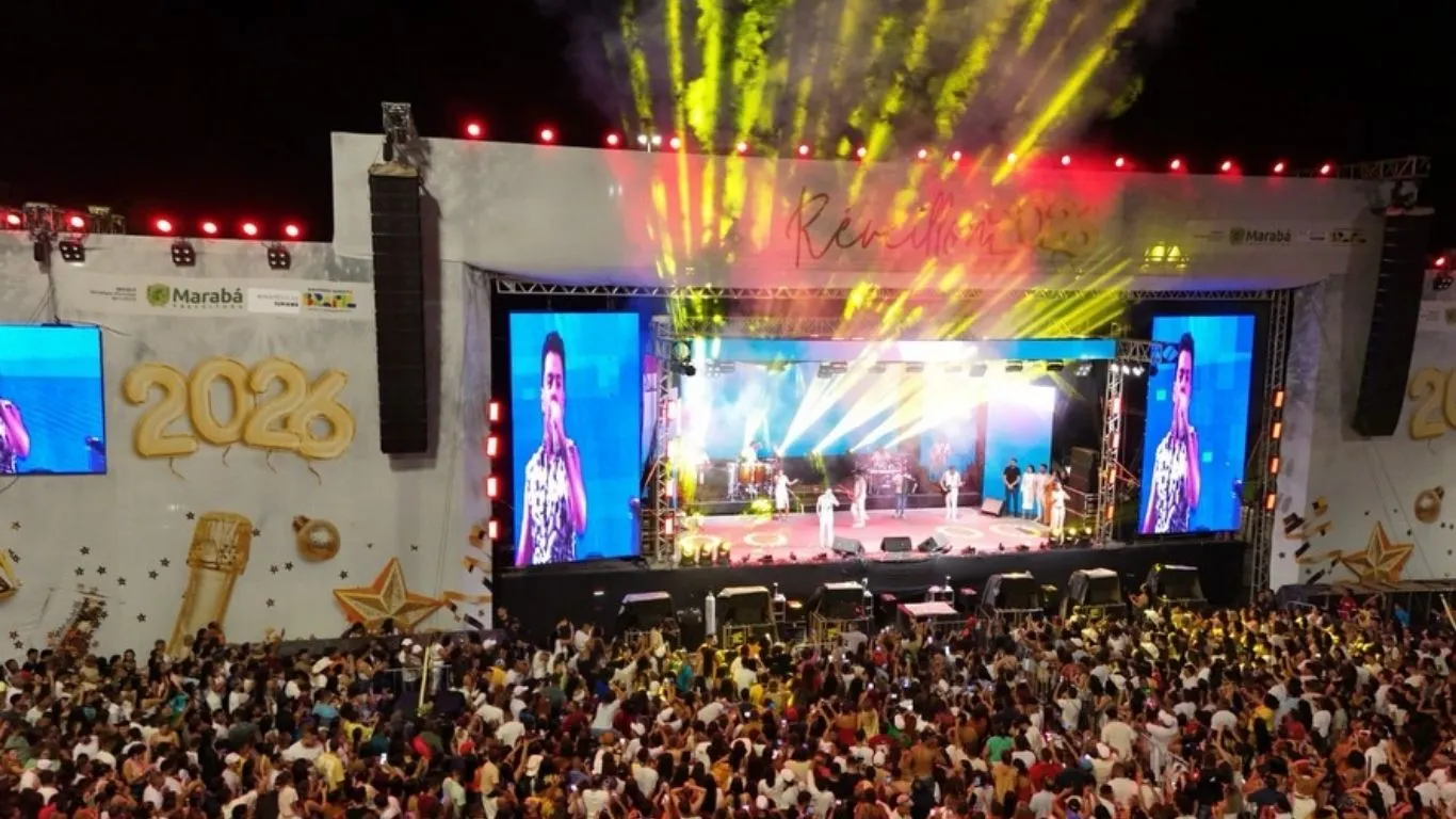 Uma multidão ocupou a orla da cidade para acompanhar os sucessos que marcam gerações