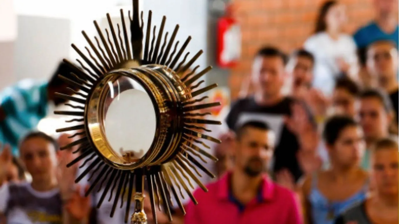 O encontro ocorre estrategicamente antes da Quarta-feira de Cinzas (18), marcando o período de preparação para a Quaresma.