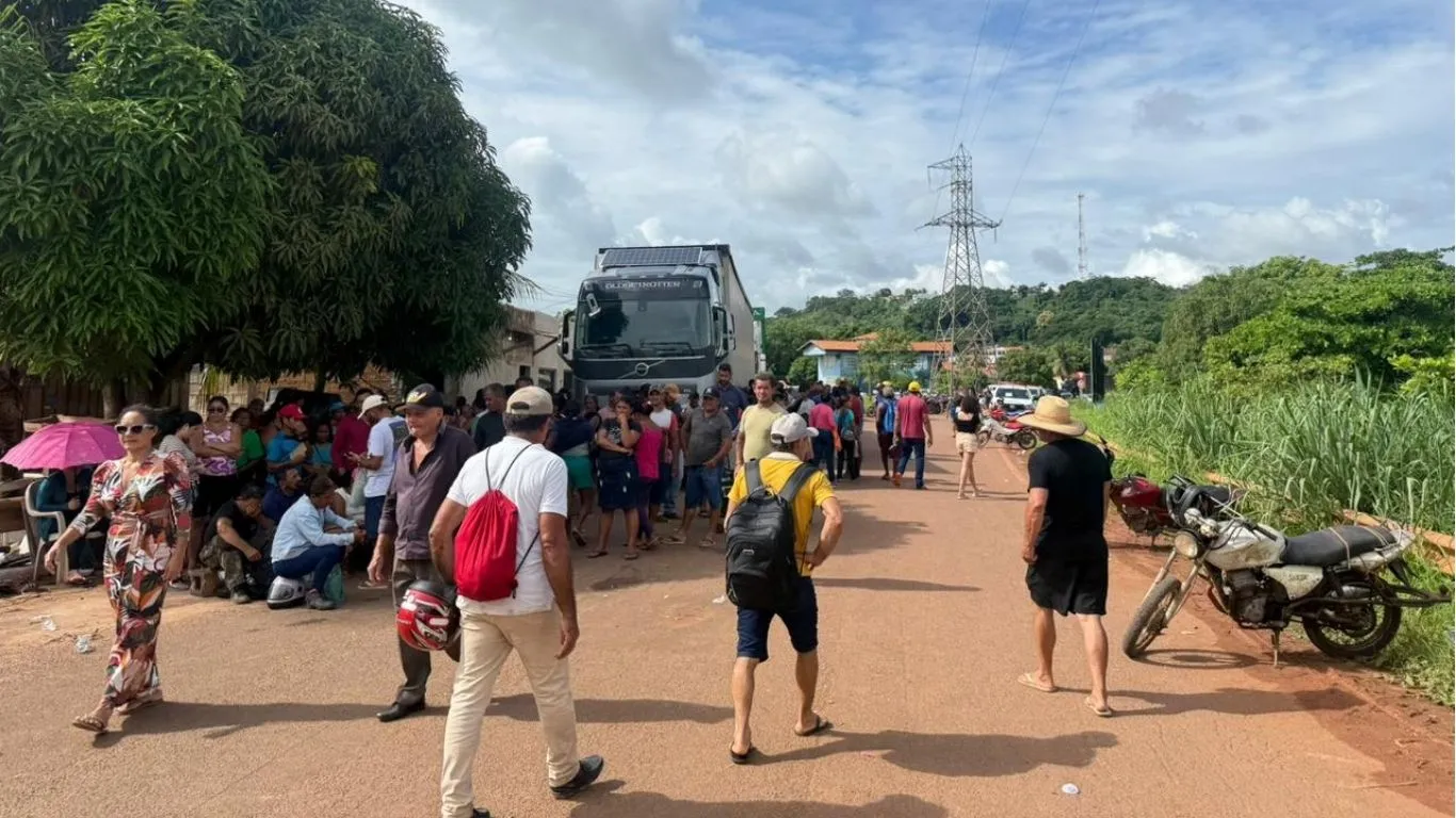 O desbloqueio da ponte do KM 11, que liga os municípios de Tucuruí e Novo Repartimento, ocorreu por volta das 8h20