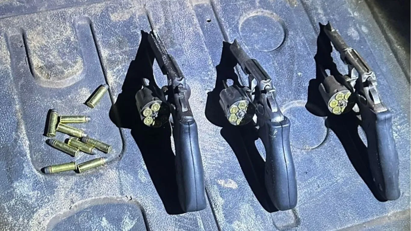 No interior da canoa utilizada pelos criminosos, os policiais apreenderam um arsenal composto por três revólveres calibre .38