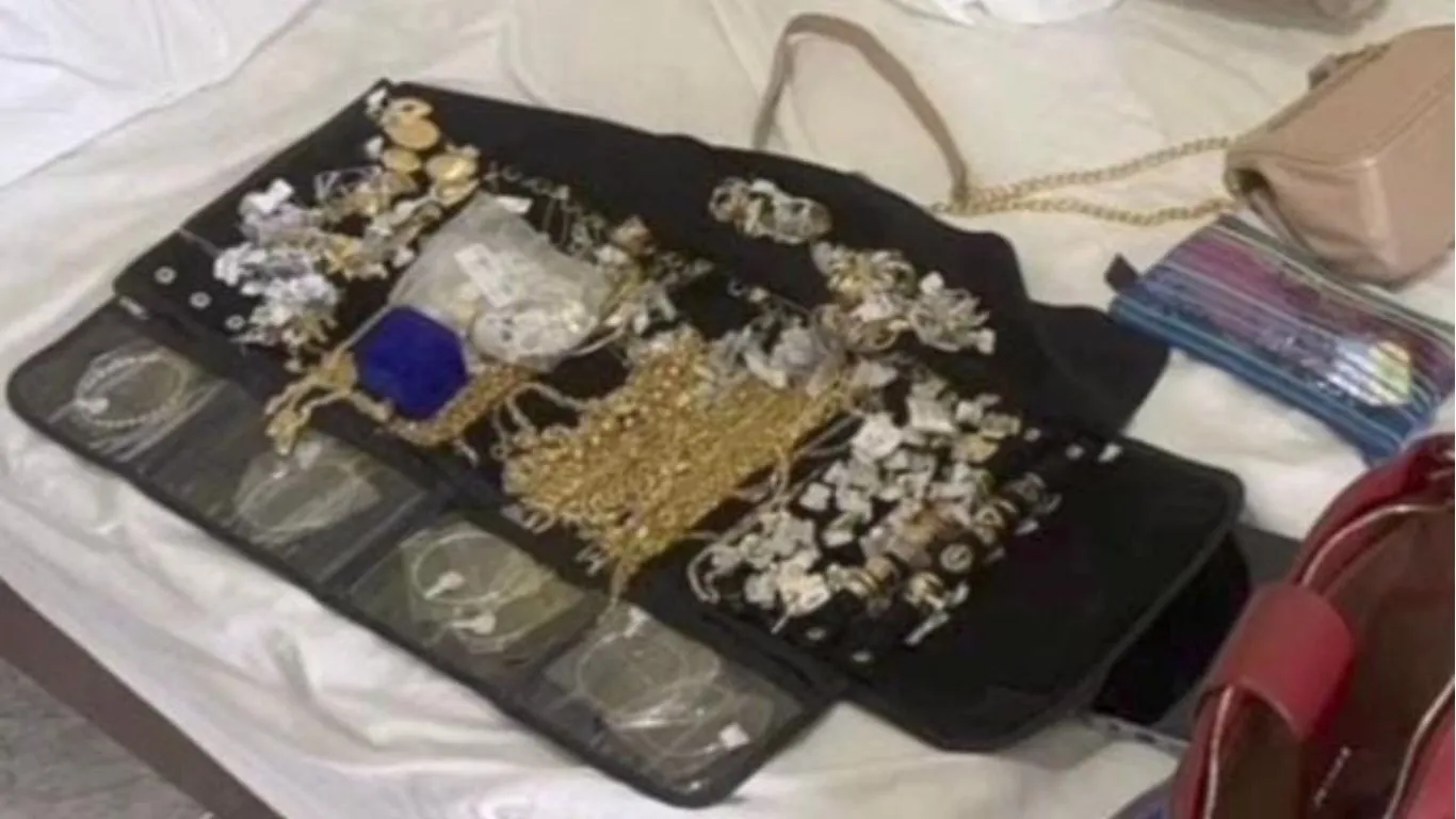 Os suspeitos ainda estavam em posse de todo o material roubado, o que consolidou a prisão em flagrante.