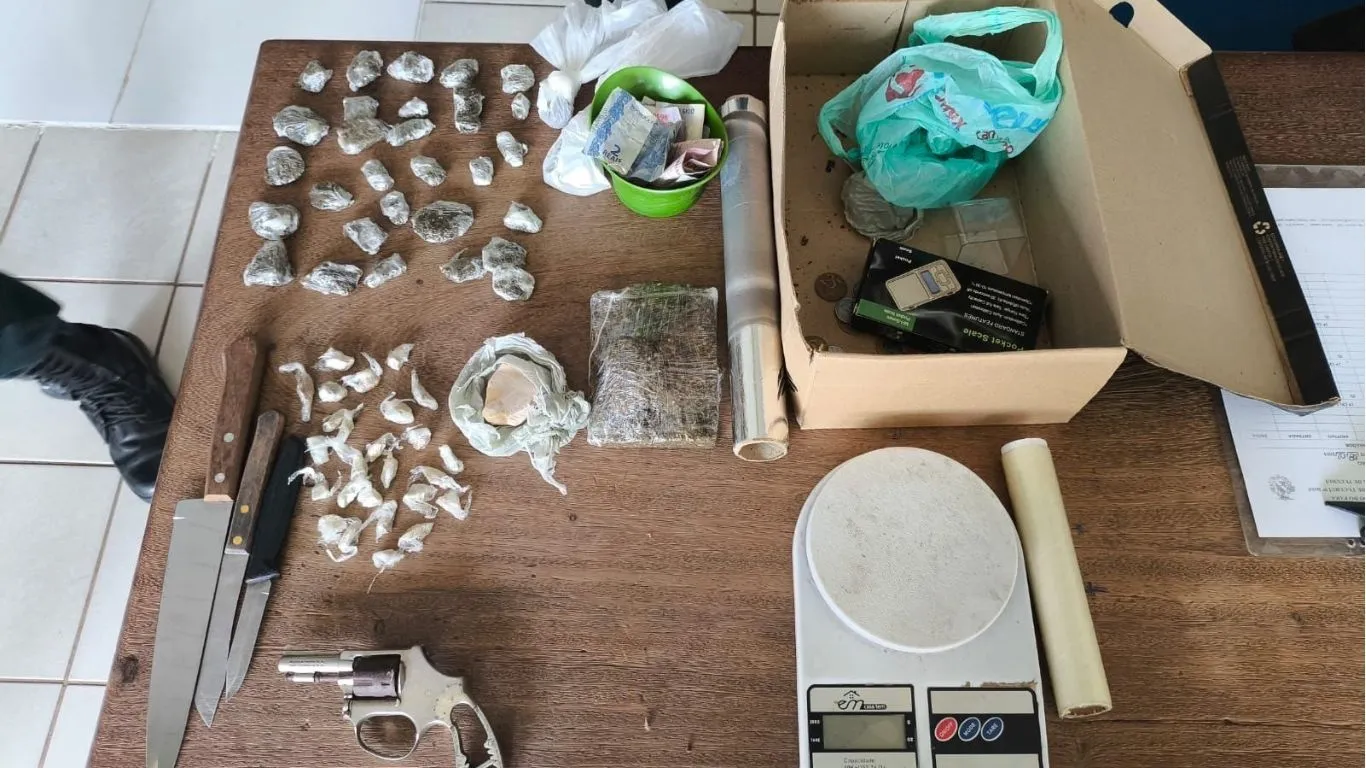 Material apreendido na residencia do suspeito.