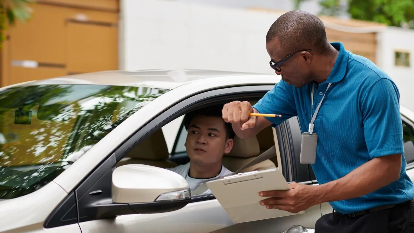 Apesar da autonomia, o instrutor segue sob a lupa do Detran.