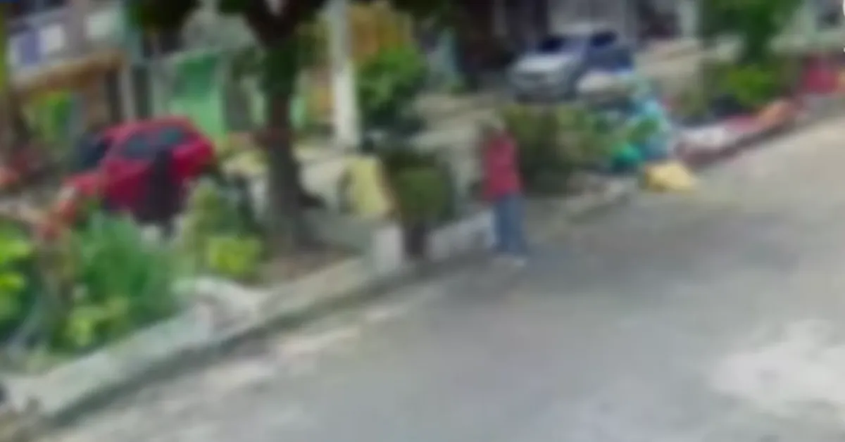 Momento em que o atirador desce da moto e se aproxima da vítima, segundos antes dos disparos, na travessa Barão do Triunfo, na Pedreira