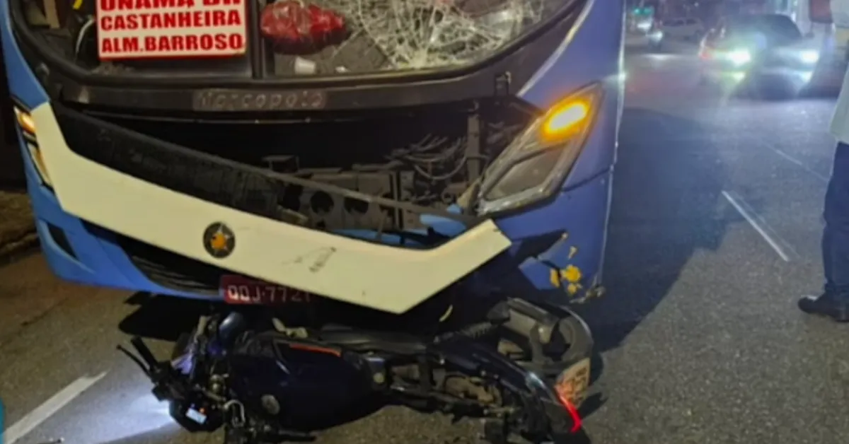 Moto ficou destruída após colisão contra ônibus durante perseguição policial em Ananindeua.