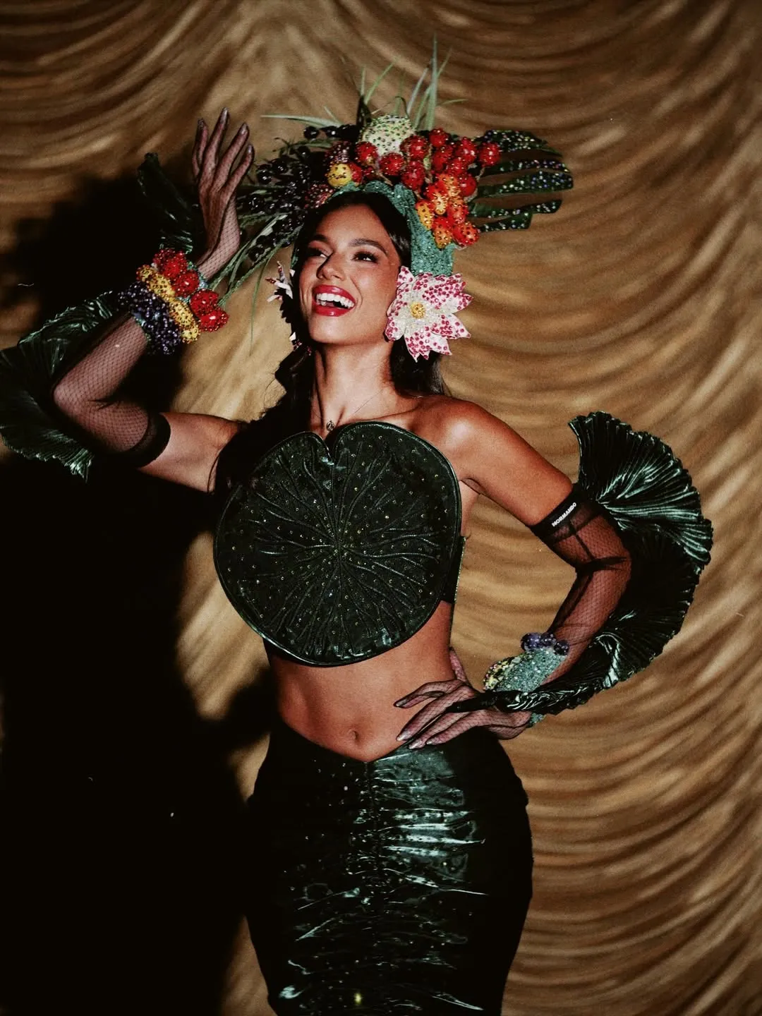 Em um vídeo publicado em seu perfil no Instagram, Alane Dias aparece com o modelo em tons predominantemente verdes em formato de Vitória-Régia, planta aquática típica da Amazônia, símbolo de força e ancestralidade.