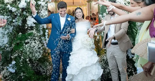 João Campos e Tabata Amaral se casam na Igrejinha de Carneiros.