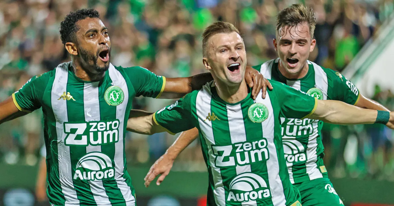 Walter Clar (centro) abriu o placar