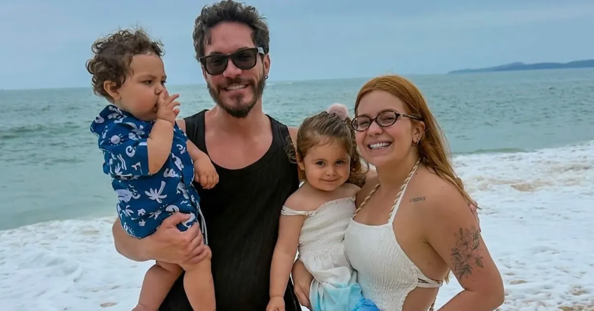 Viih Tube e Eliezer com o filho Ravi; após acidente doméstico e cirurgia, menino recebeu alta e passa bem em casa.