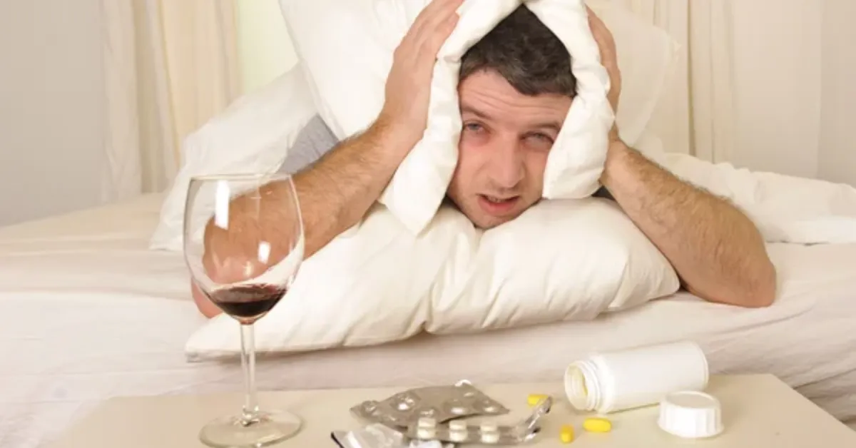 Ressaca após festas e confraternizações é resultado de desidratação, inflamação e alterações metabólicas causadas pelo álcool.