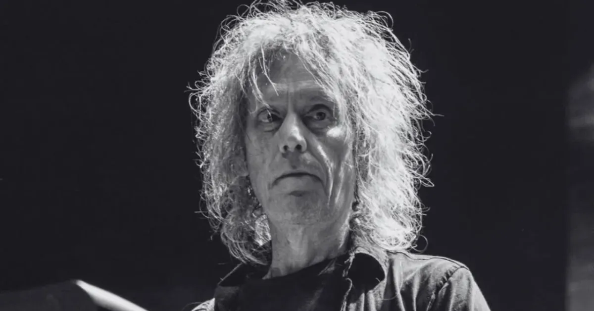 Perry Bamonte durante apresentação do The Cure; músico integrou a banda em diferentes fases e marcou gerações de fãs.