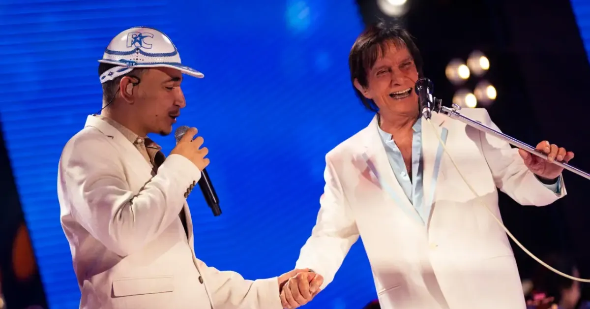 João Gomes e Roberto Carlos dividem o palco no especial de Natal da TV Globo, exibido na última terça-feira (23).