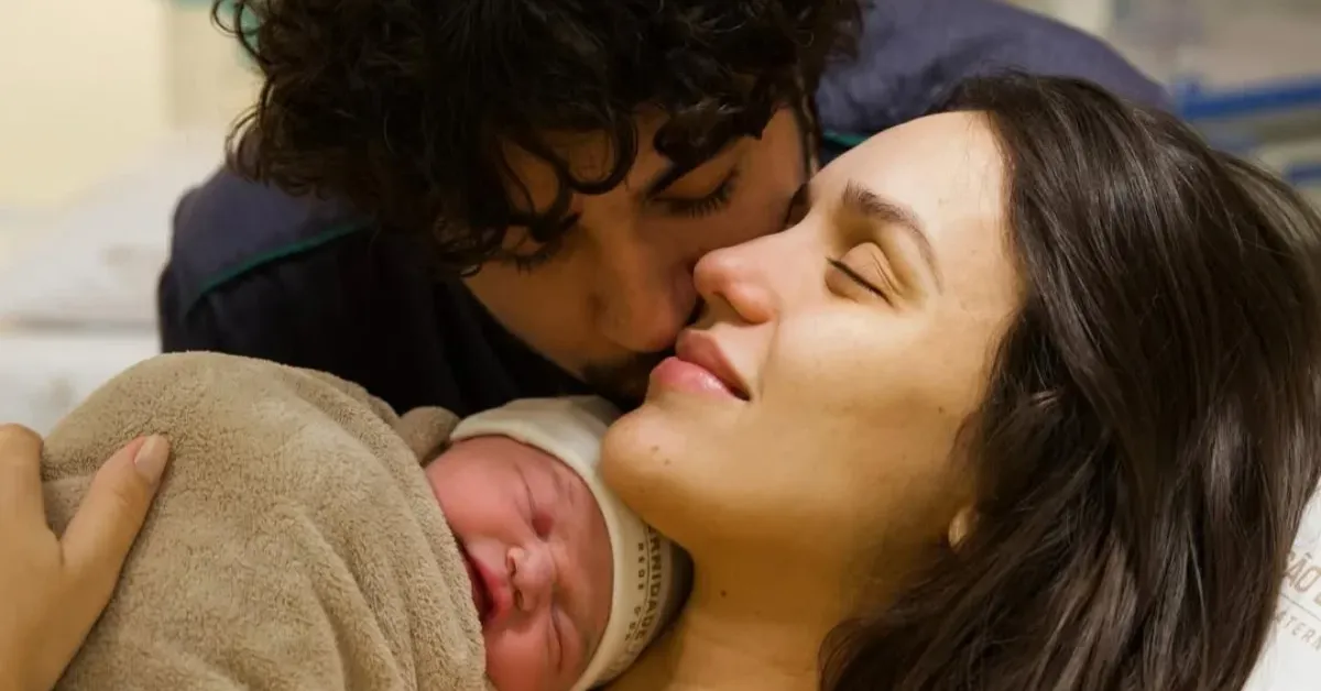 Rafa Kalimann e Nattan apresentam Zuza, a primeira filha do casal, em registro emocionante compartilhado nas redes sociais.