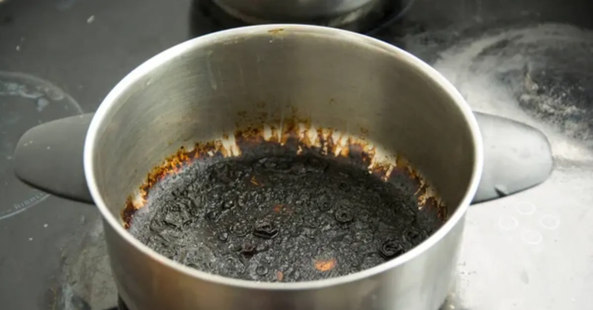 Truque simples com sal grosso ajuda a remover gordura e queimado de panelas, mantendo a cozinha prática e utensílios conservados.