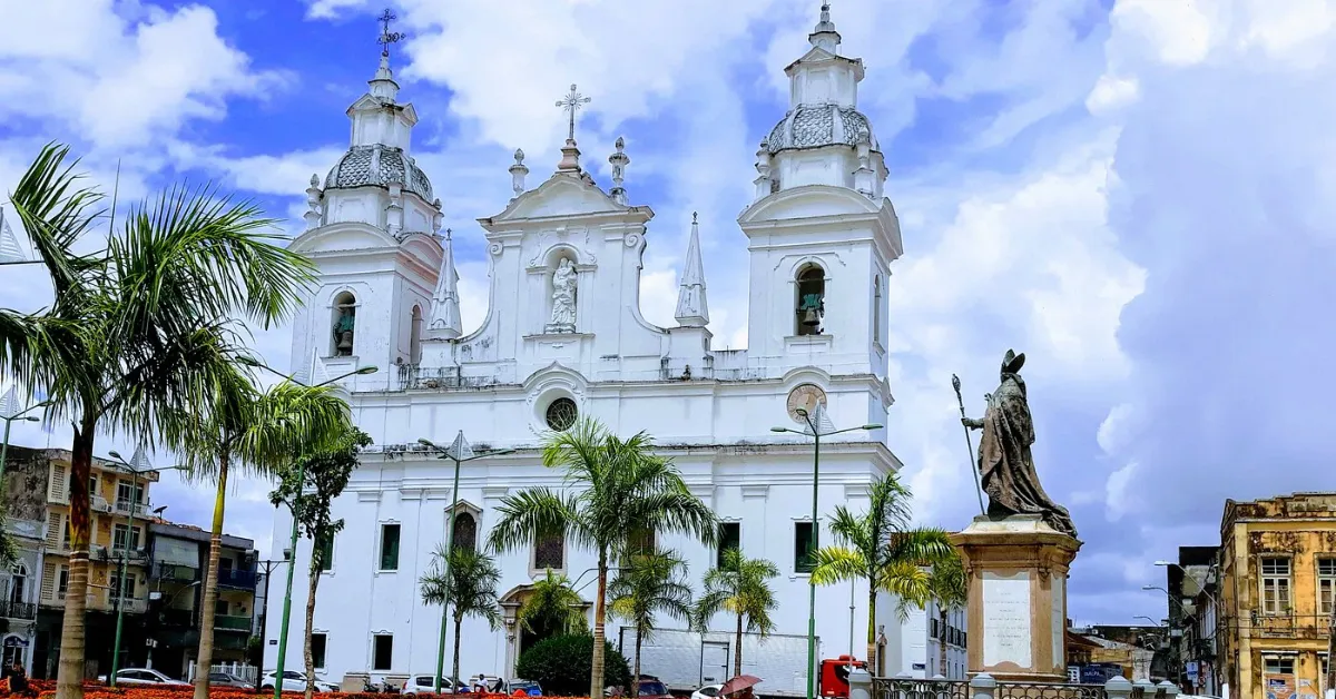 Participantes do passeio “Descobrindo Belém” exploram o patrimônio histórico da Cidade Velha, conhecendo de perto a riqueza cultural da capital paraense.