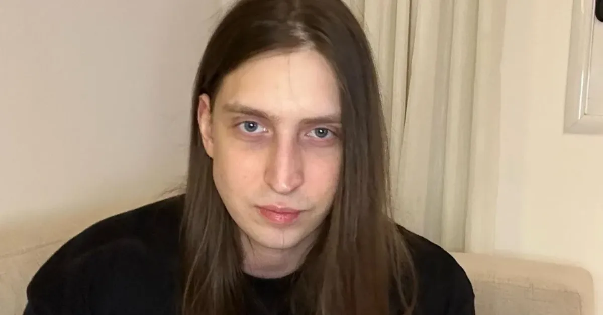 Felca expõe ameaças recebidas após mudanças no Roblox e reacende debate sobre a segurança de crianças em jogos online.