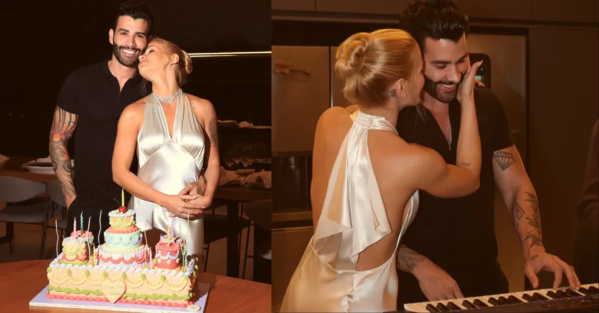 Gusttavo Lima apoia a mão na barriga de Andressa Suita em foto publicada durante a comemoração do aniversário de Andressa Suita.