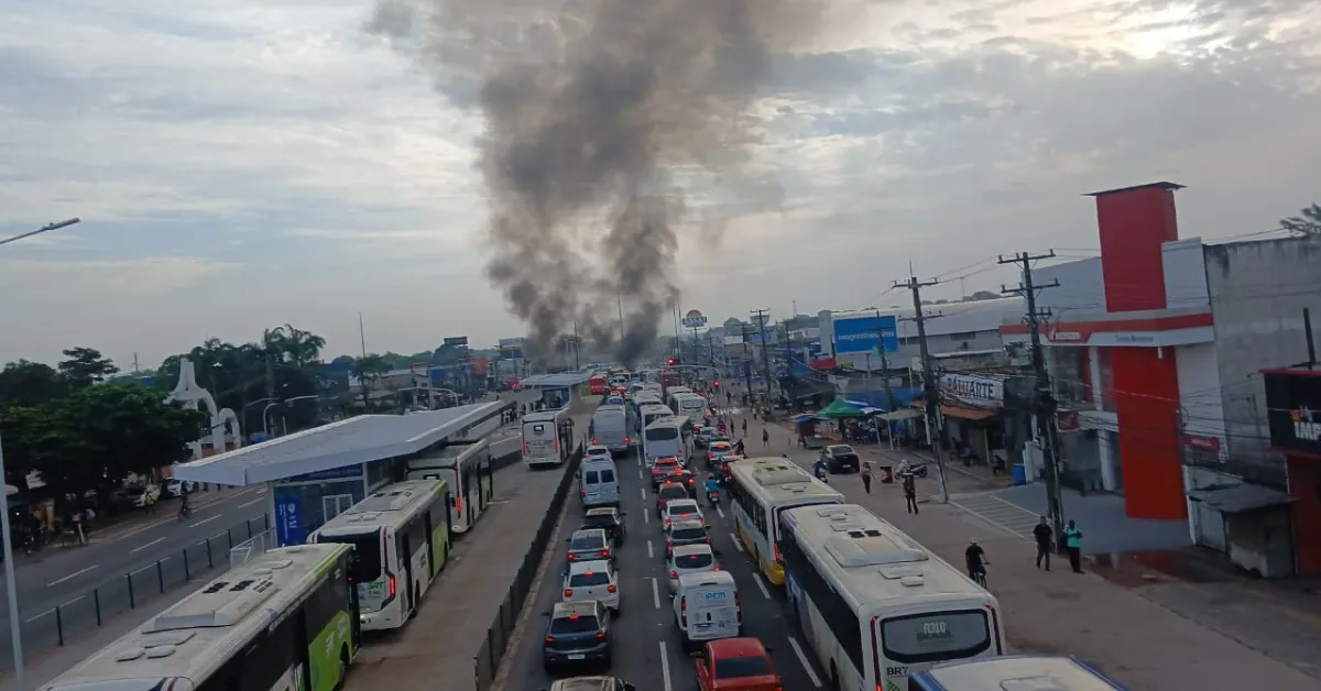 Fumaça e aglomeração de pessoas marcam protesto que bloqueou os dois sentidos da BR-316, na entrada do Aurá, em Ananindeua.
