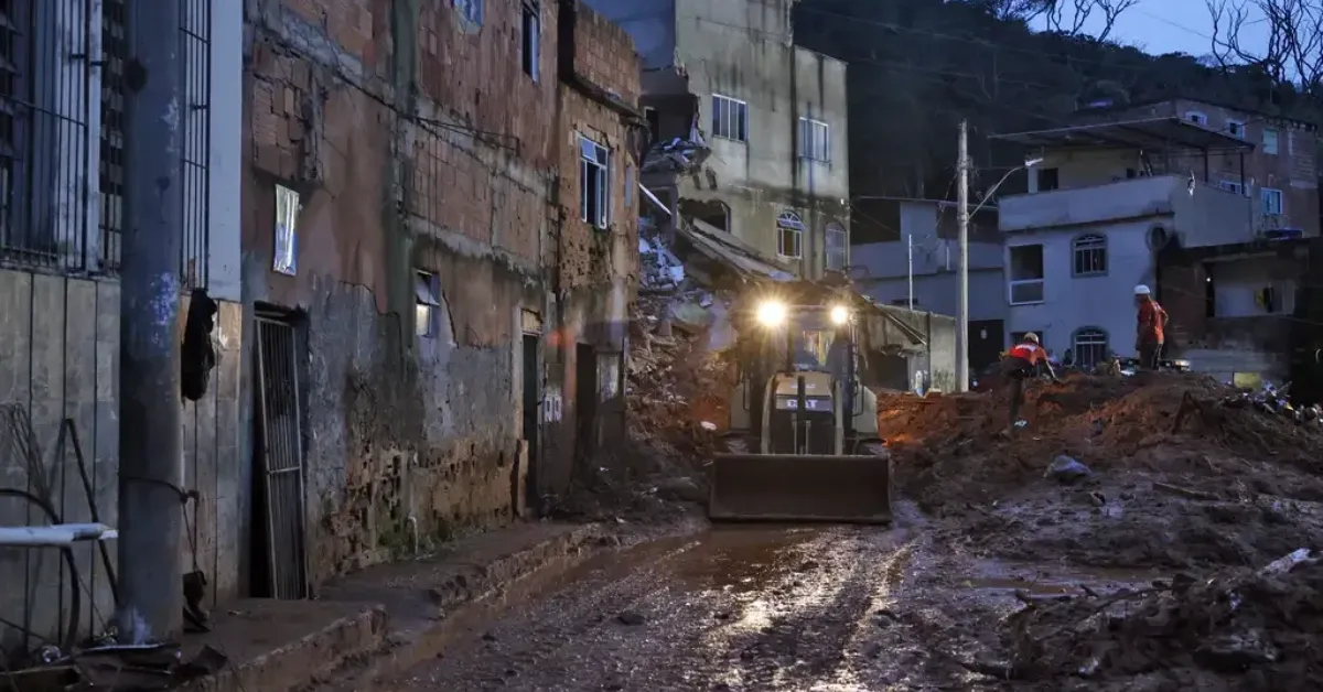 Equipes do Corpo de Bombeiros Militar de Minas Gerais atuam em área atingida por deslizamento na Zona da Mata Mineira.