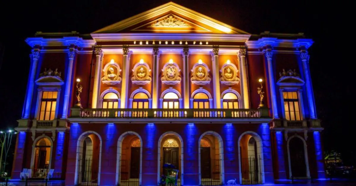 Theatro da Paz é um dos principais cartões-postais históricos e culturais de Belém.