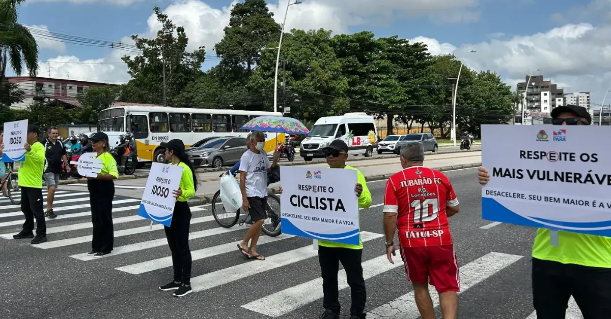 Agentes do Detran orientam condutores, ciclistas e pedestres durante ação educativa na avenida Augusto Montenegro, em Belém.
