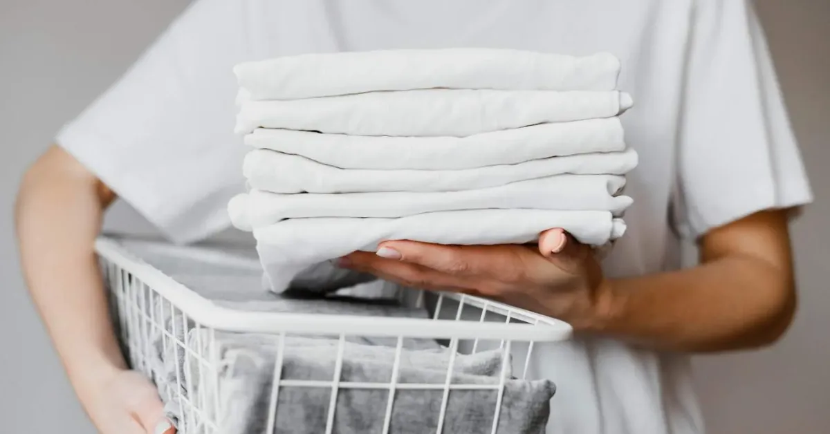 Químico Vlad ensina truque viral no TikTok para deixar roupas brancas usando permanganato de potássio e água oxigenada, sem desgaste dos tecidos.