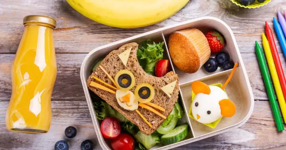 Lancheira escolar com opções naturais e equilibradas; variedade e planejamento ajudam a garantir nutrição e energia para o dia de aula.