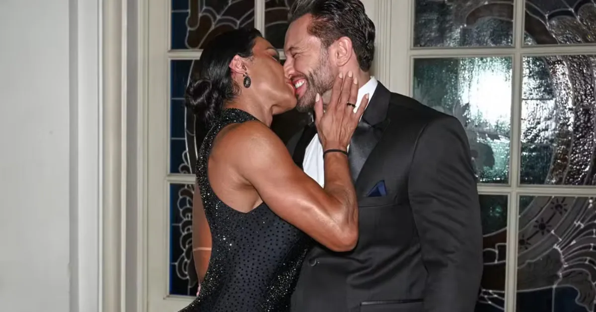 Gracyanne Barbosa e Gabriel Cardoso trocam beijos durante evento no Theatro Municipal de São Paulo.