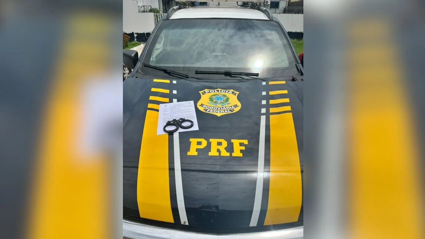 A averiguação revelou que o indivíduo, identificado pelas iniciais N. S. S., era alvo de um mandado de prisão expedido pela Justiça do Estado do Pará.