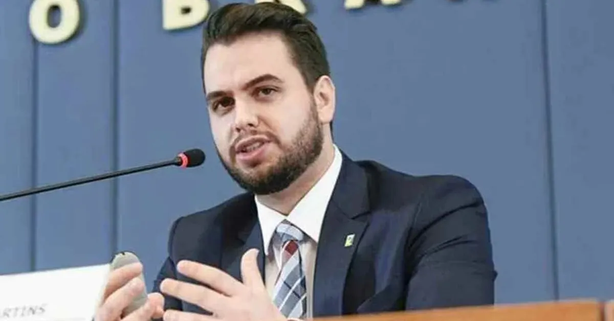 A Polícia Federal prendeu, nesta sexta-feira (2), Filipe Martins, ex-assessor do ex-presidente Jair Bolsonaro (PL).