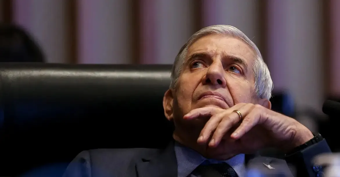 Heleno deverá usar tornozeleira eletrônica e entregar o passaporte.