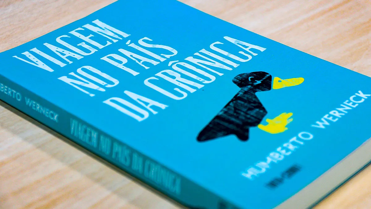 lustrada pela artista portuguesa Vera Tavares, a capa de Viagem no país da crônica brinca visualmente com a ideia do gênero como o “patinho feio” da literatura, conceito desafiado e celebrado por Humberto Werneck na obra.