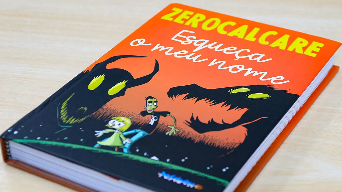 CAPA DURA: Edição brasileira de “Esqueça o Meu Nome” mantém a identidade visual icônica do autor e chega com acabamento de luxo pela Faro Editorial.