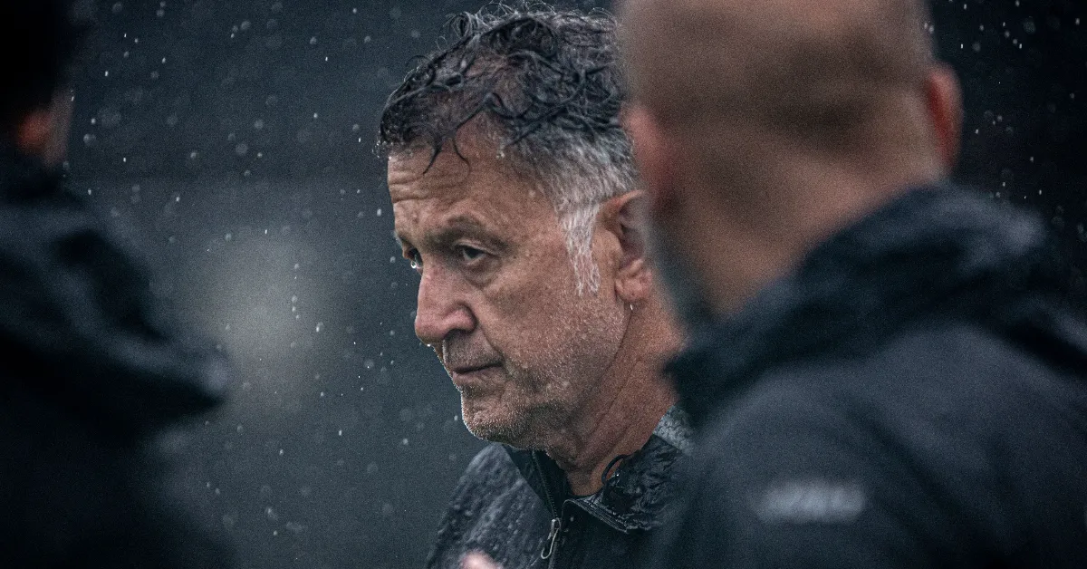 Juan Carlos Osorio deixa o comando do Remo após derrota no primeiro jogo da final do Campeonato Paraense; clube inicia busca por novo treinador.