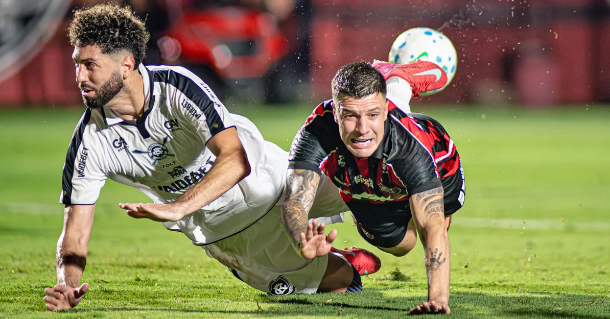 Léo Andrade (branco) em disputa com Renato Kayzer em Vitória 2 x 0 Remo no primeiro turno