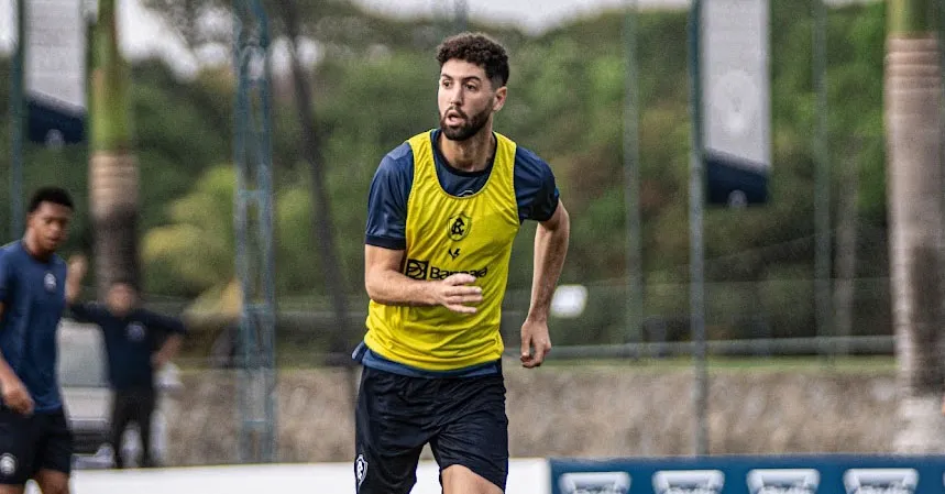 Zagueiro Léo Andrade chega com status de titular.