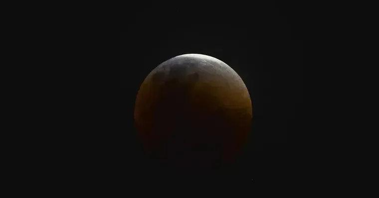 O eclipse começa às 5h44 (horário de Brasília), quando a Lua entra na penumbra da Terra.