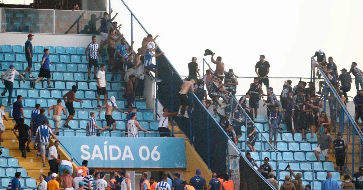 A briga ocorreu durante a partida entre Clube do Remo e Avaí, no Estádio da Ressacada, em Santa Catarina