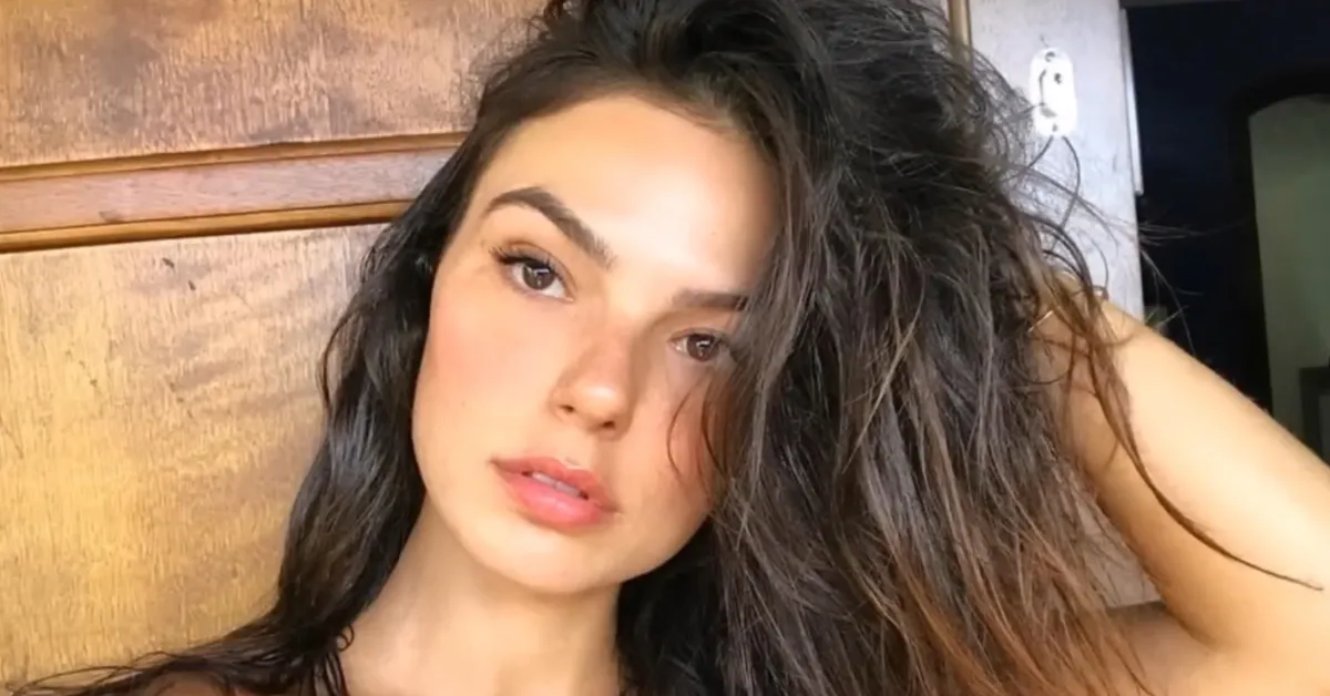 Isis Valverde passa férias em Fernando de Noronha