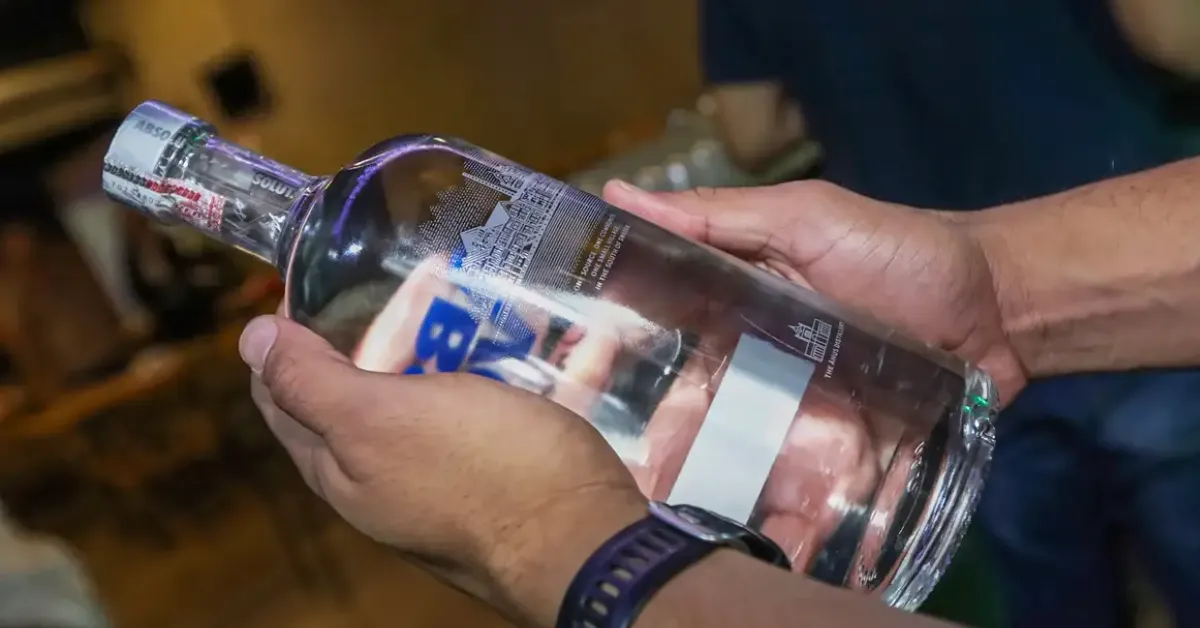 Segundo a Anvisa, a forma mais eficaz de prevenção é verificar a procedência da bebida antes do consumo.