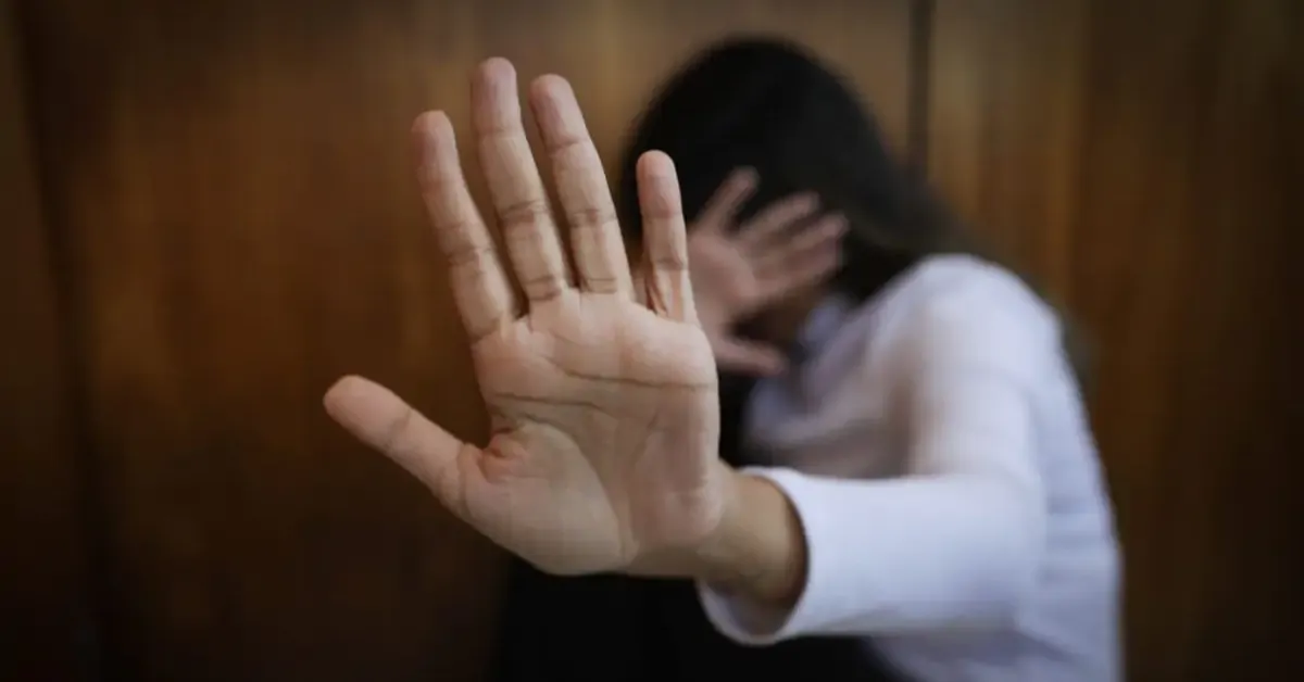 A Polícia Militar informou que a vítima relatou ter sido atingida com socos, chutes, puxões de cabelo e mordidas.