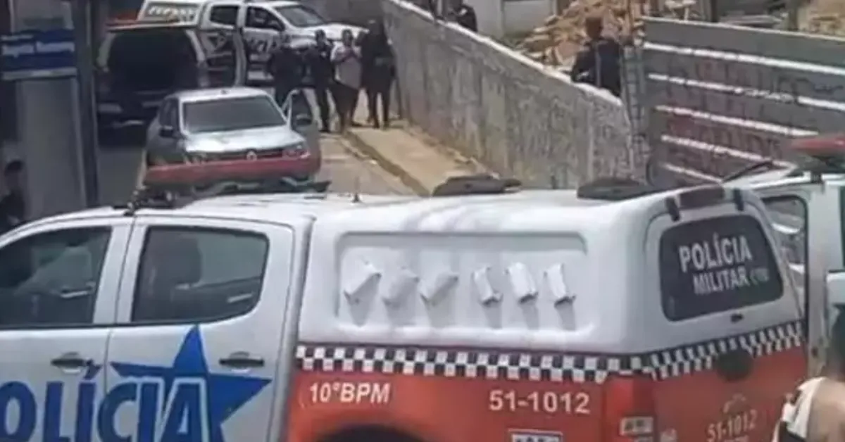 Segundo a Polícia Militar, as equipes realizavam patrulhamento na área quando observaram dois homens entrando em um veículo modelo Renault Kwid, de cor prata.