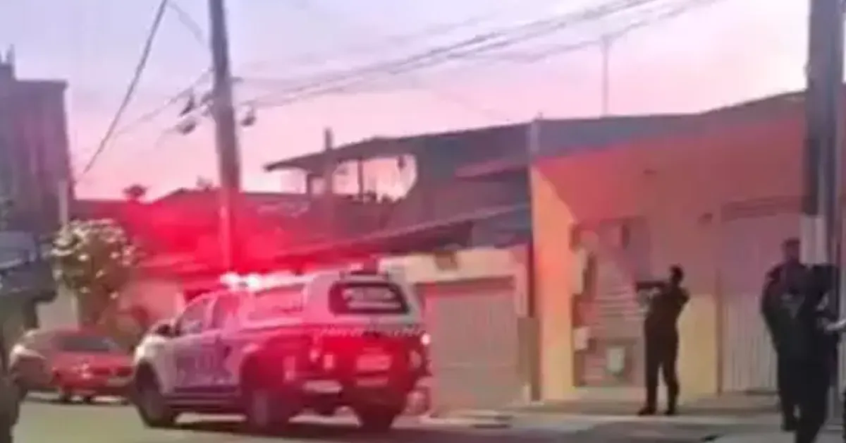 De acordo com informações preliminares, o crime ocorreu na rua dos Pariquis, no trecho entre a travessa Breves e a avenida Bernardo Sayão.