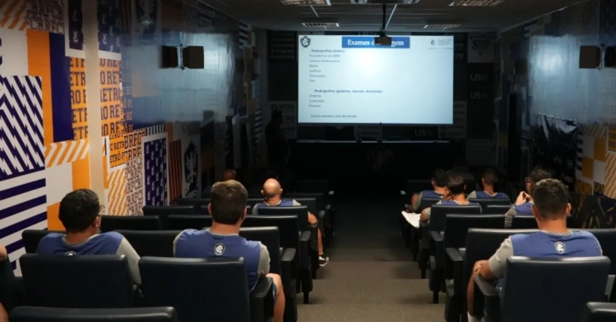 O encontro foi conduzido pelo chefe do departamento médico do clube, Dr. Jean Klay