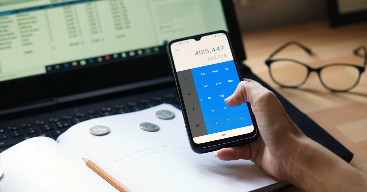 Esses aplicativos oferecem funcionalidades como categorização de despesas, alertas de contas a vencer, relatórios detalhados e, em alguns casos, integração com contas bancárias por meio do Open Finance.
