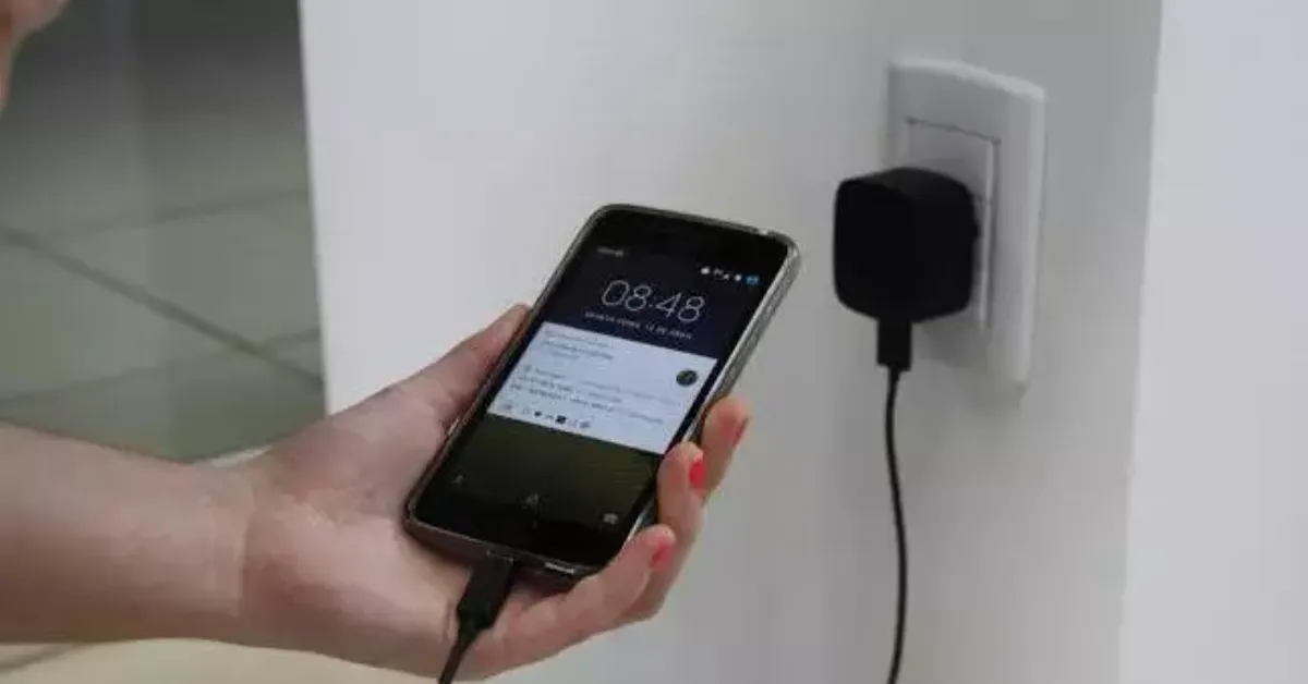 “Superaquecimento, explosões e descargas elétricas estão entre os principais riscos do uso do celular conectado à tomada